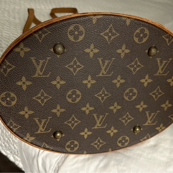 Authentic Louis Vuitton Bucket GM - Picture 11 of 15
